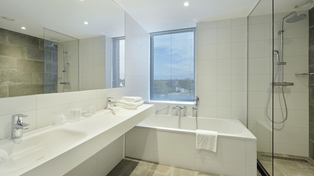 Comfort familiekamer (badkamer) Van der Valk Hotel Nijmegen-Lent